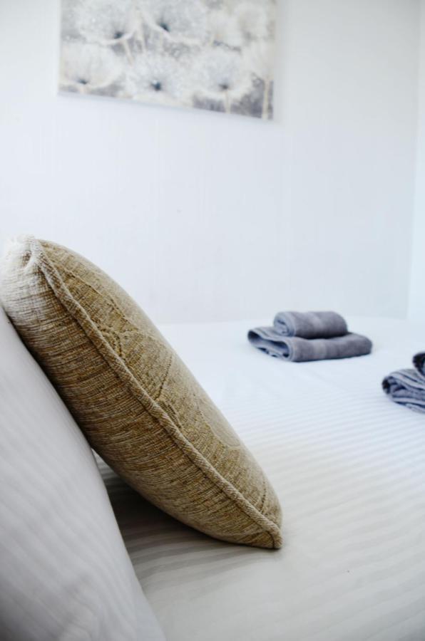 Dreams Serviced Accommodations- Staines/Heathrow Stanwell Eksteriør billede