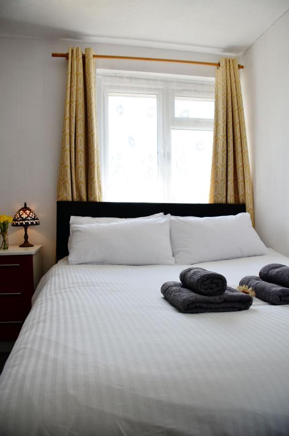 Dreams Serviced Accommodations- Staines/Heathrow Stanwell Eksteriør billede