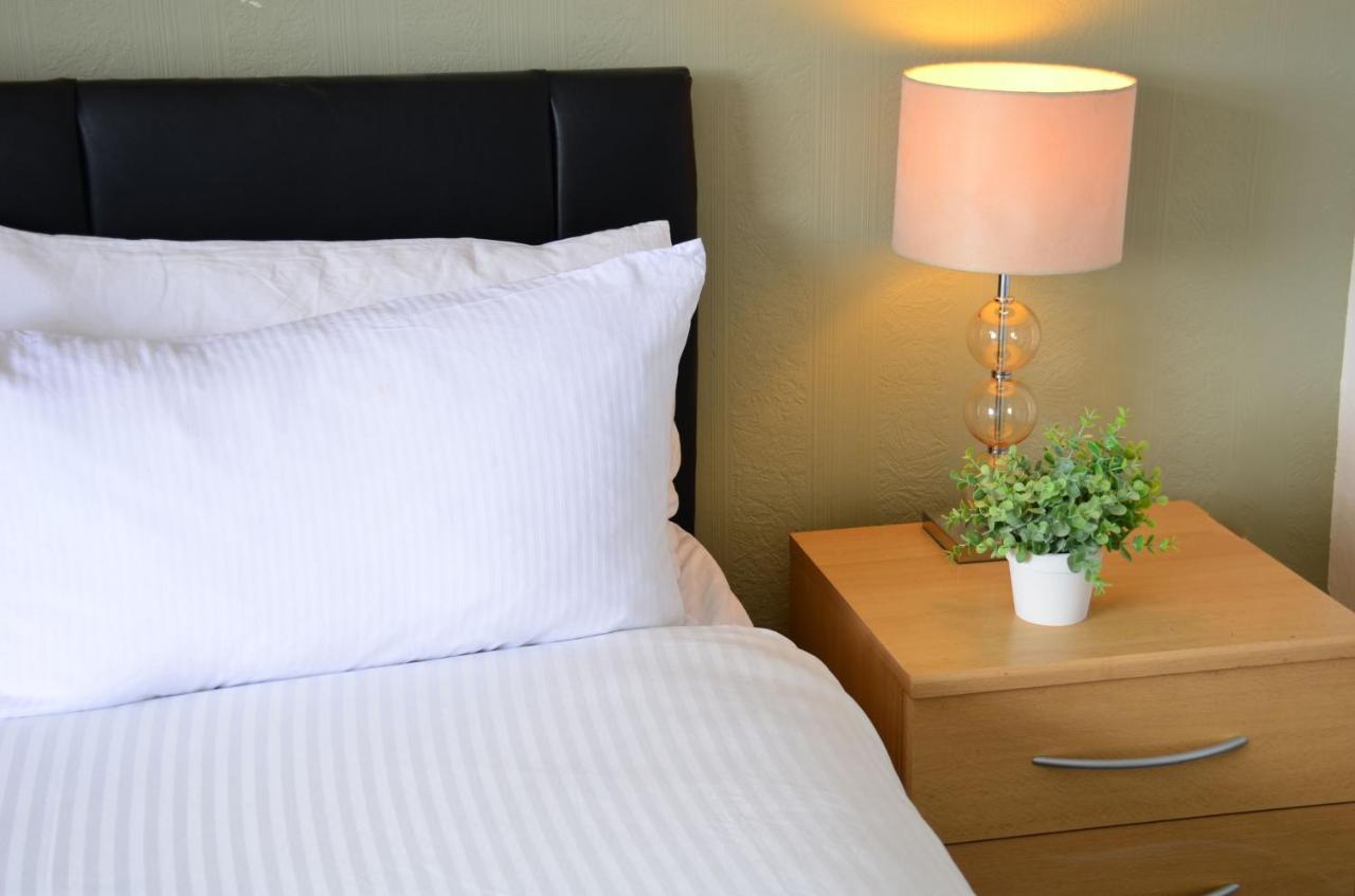 Dreams Serviced Accommodations- Staines/Heathrow Stanwell Eksteriør billede