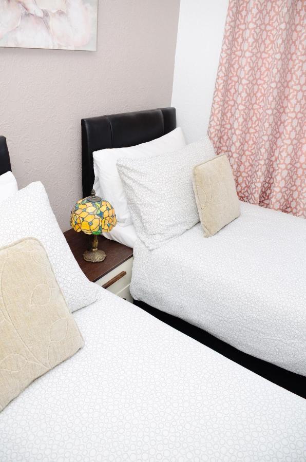 Dreams Serviced Accommodations- Staines/Heathrow Stanwell Eksteriør billede
