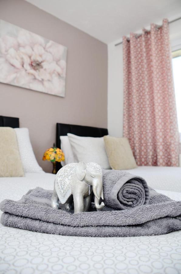 Dreams Serviced Accommodations- Staines/Heathrow Stanwell Eksteriør billede
