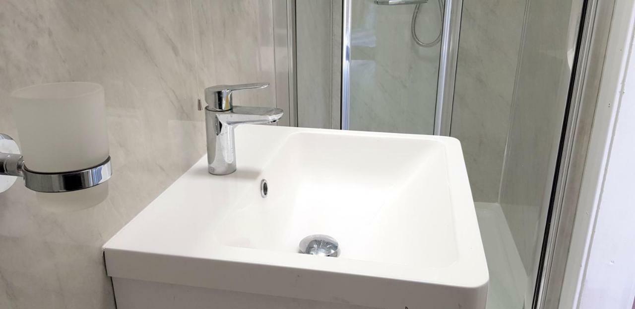 Dreams Serviced Accommodations- Staines/Heathrow Stanwell Eksteriør billede