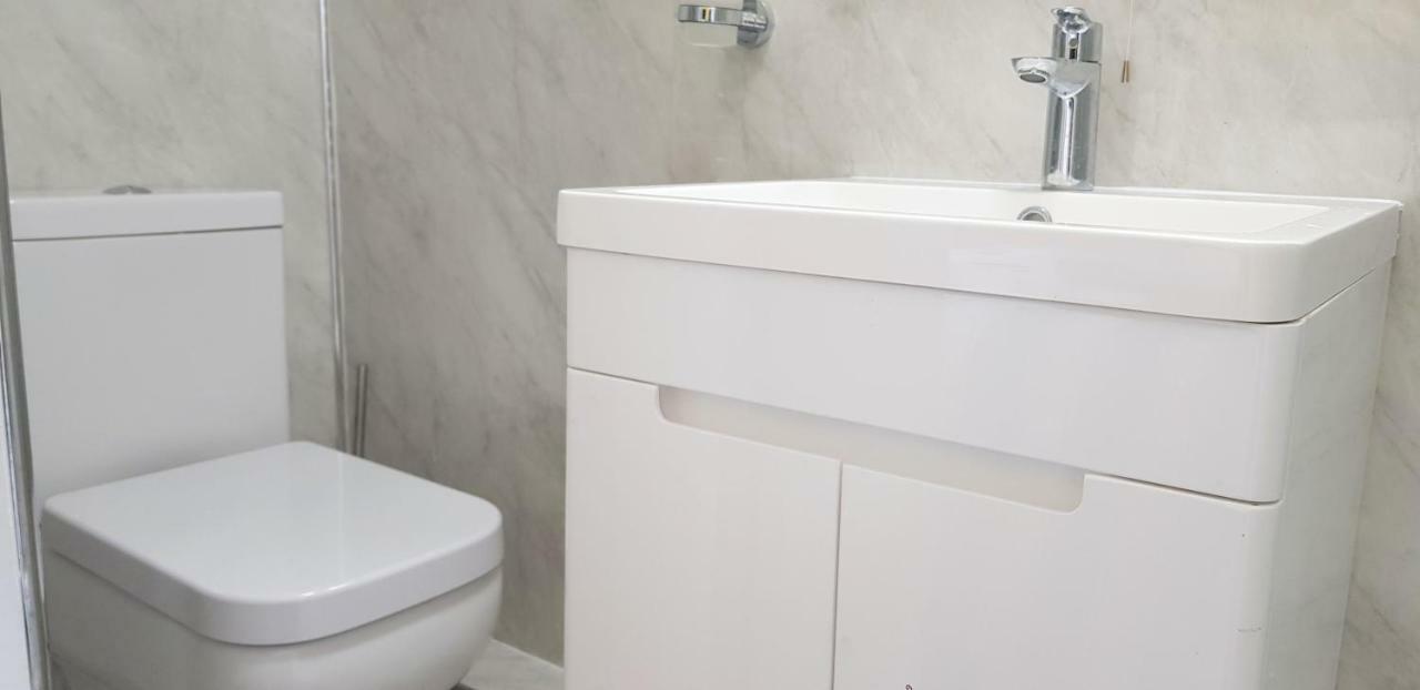 Dreams Serviced Accommodations- Staines/Heathrow Stanwell Eksteriør billede